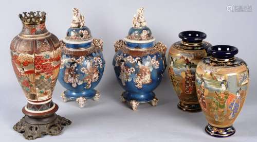日本：套装5个萨摩花瓶。湖面装饰有特色，还有两个有盖花瓶。高：2×30厘米/2×40厘米/1×43厘米。