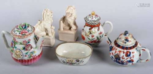 一套中国瓷器包括两个多色釉茶壶、一个有盖奶油壶、一个印度公司器皿和两个白瓷狗。