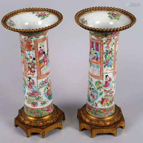 中国：一对中国瓷器卷轴花瓶，玫瑰科珐琅彩。储备的国内场景的装饰。鎏金青铜装在脚上，有月桂花环和唇珠。中国，19世纪。高度：30厘米