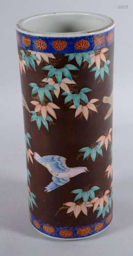 中国：中国瓷器卷瓶，卷尾纹底，花鸟多色装饰。两幅蓝底红花的立轴画。中国，十九年底/二十世纪初eme。高：30厘米
