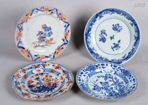 中国：套装中国瓷盘四件，其中两件为青花枝叶掩映下的装饰，两件为宝塔和花圃的山水伊万里。Quianlong时期。直径：23厘米