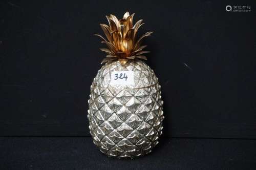 ITALIAANSE IJSEMMER IN DE VORM VAN EEN ANANAS