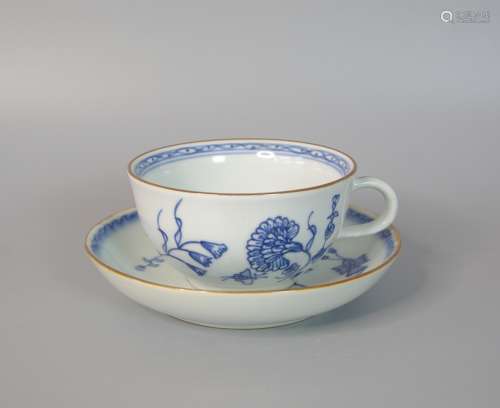 People's Porcelain Factory in 1970s, A Set of Butterfly and Flower Painting Blue and White Glazed  Porcelain Saucer and Cup