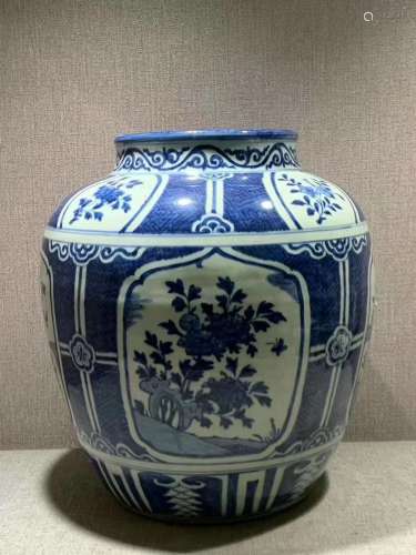 Late Ming Dynasty, Blue and White Open Window Flower Pattern Porcelain Jar
