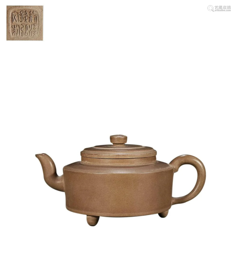 TRIPOD TEAPOT WITH 'QIAN HONG WEN' INSCRIBED