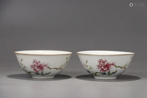 PAIR OF FAMILLE ROSE 'PEONY' BOWLS