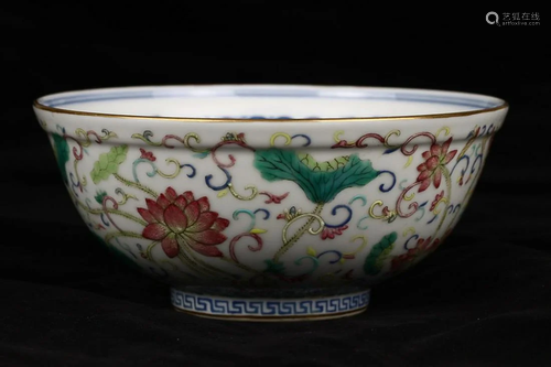 BLUE & WHITE AND FAMILLE ROSE 'FLORAL' BOWL