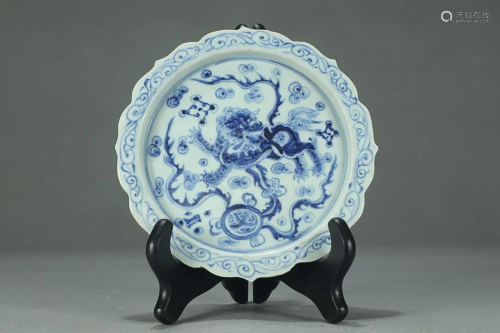 BLUE & WHITE 'LION AND BALL' CHARGER
