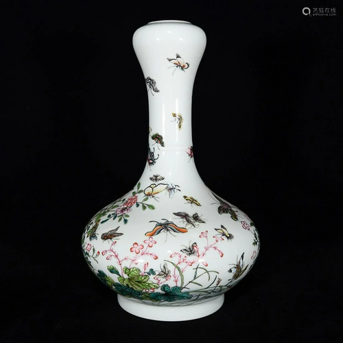 FAMILLE ROSE 'BUTTERFLY AND FLOWER' GARLIC-HEAD VASE