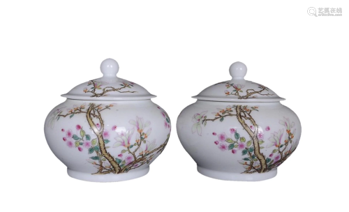 PAIR OF FAMILLE ROSE 'FLORAL' COVERED JARS
