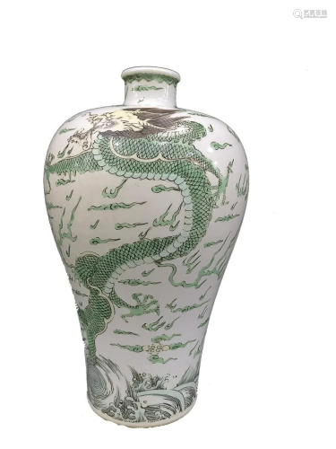 FAMILLE VERTE 'DRAGON' MEIPING VASE