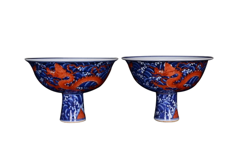 PAIR OF BLUE & WHITE AND IRON-RED 'DRAGON' HIGH FOOT