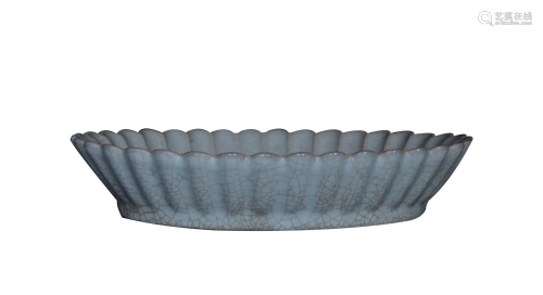 RU WARE PLATE WITH BARBED RIM