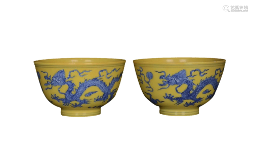 PAIR OF YELLOW GLAZED AND BLUE & WHITE 'DRAGON' CUPS
