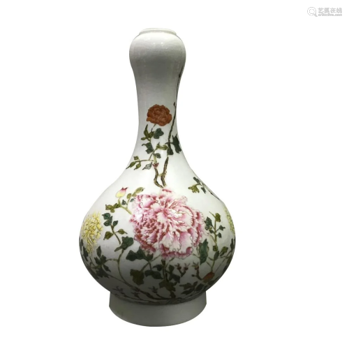 FAMILLE ROSE 'FLORAL' GARLIC-HEAD VASE