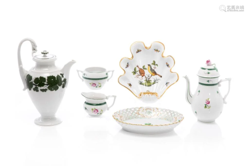 GROUP OF SIX WHITE GROUND PORCELAIN ACCESORIES