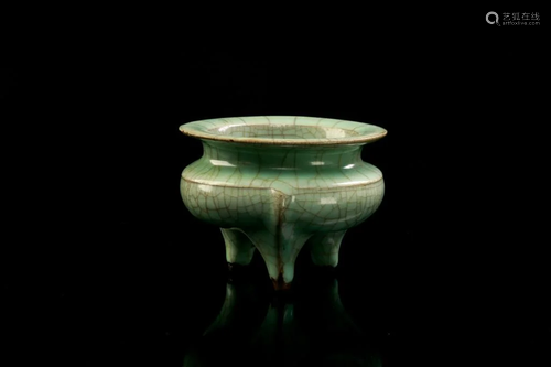 GUAN CRACKLE GLAZED LI FORM TRIPOD CENSER