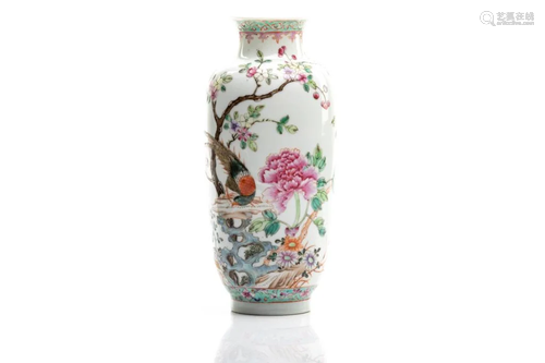 CHINESE FAMILLE ROSE PORCELAIN VASE