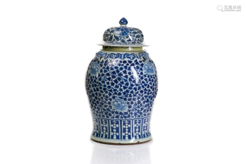 LARGE CHINESE BLUE & WHITE PORCELAIN COVERED JAR