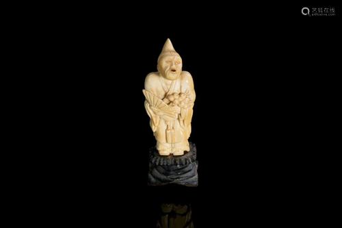 JAPANESE NATURAL CARVED OKIMONO FIGURE OF AN ACTOR