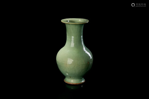 CHINESE GREEN CRACKLE GLAZED POTTERY VASE