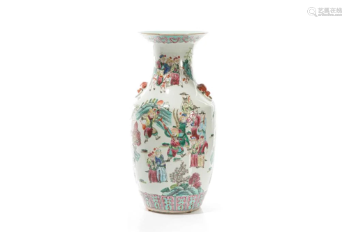 CHINESE FAMILLE ROSE PORCELAIN VASE WITH FIGURES