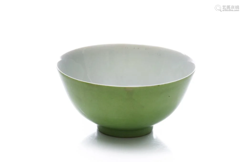 CHINESE APPLE GREEN GLAZED PORCELAIN BOWL