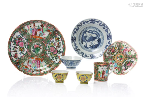 GROUP OF CHINESE MING & QING PORCELAIN ITEMS