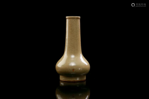 LONGQUAN CELADON GLAZED PORCELAIN BOTTLE VASE