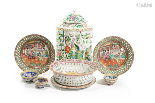 GROUP OF CHINESE DECORATIVE PORCELAINS