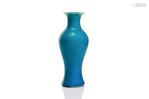 CHINESE MONOCHROME TURQUOISE GLAZED PORCELAIN VASE