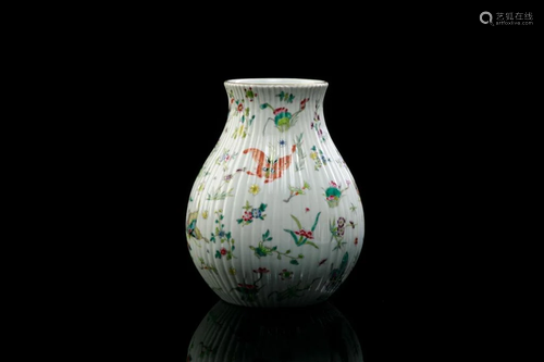 CHINESE FAMILLE ROSE PORCELAIN RIBBED JAR