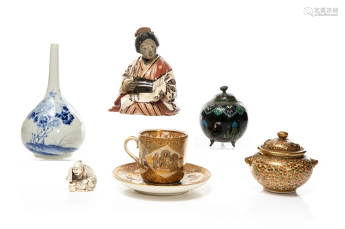 GROUP OF MEIJI JAPANESE ANTIQUE DECORATIVE ITEMS