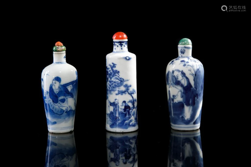 THREE CHINESE BLUE & WHITE PORCELAIN SNUFF BOTTLE