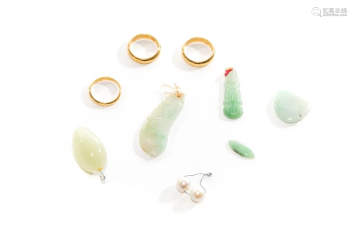 THREE GOLD RINGS AND ASSORTED JADE, 18g