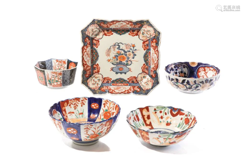 FIVE JAPANESE IMARI PORCELAIN BOWLS & DISH