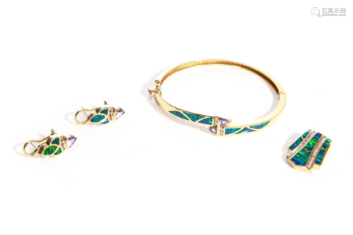 GOLD AND OPAL BRACELET, PENDANT AND EARRINGS, 33g