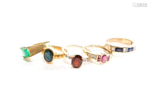 FIVE GOLD RINGS WITH GEMSTONES, 15g
