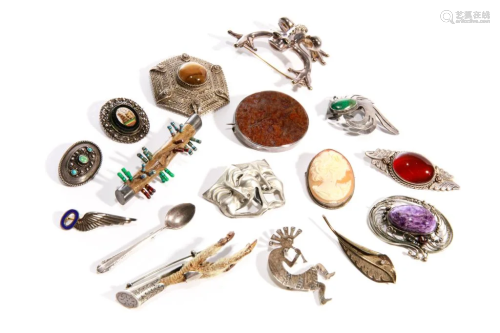 SIXTEEN SILVER VINTAGE BROOCHES, 145g