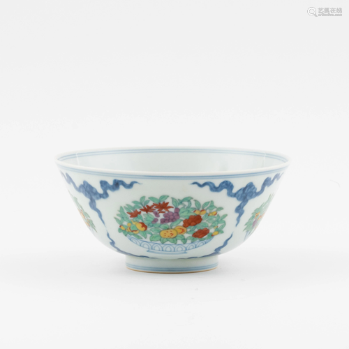 CHINESE DOUCAI FLORAL MOTIF BOWL