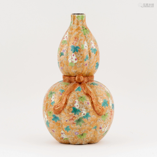 CHINESE FAMILLE ROSE DOUBLE GOURD VASE