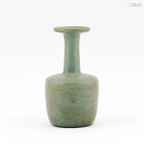 A FINE CHINESE GE WARE BOTTLE VASE