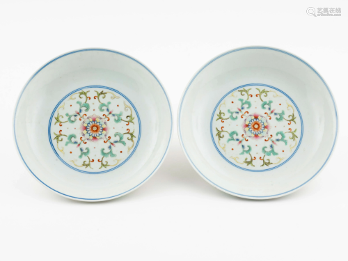PAIR CHINESE FAMILLE ROSE PORCELAIN BOWLS
