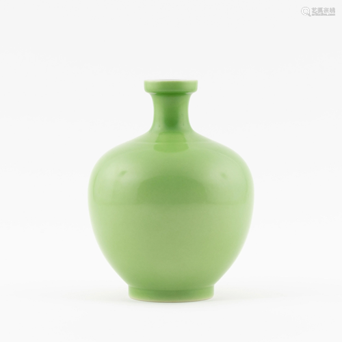 CHINESE GREEN GLAZED BOTTLE VASE