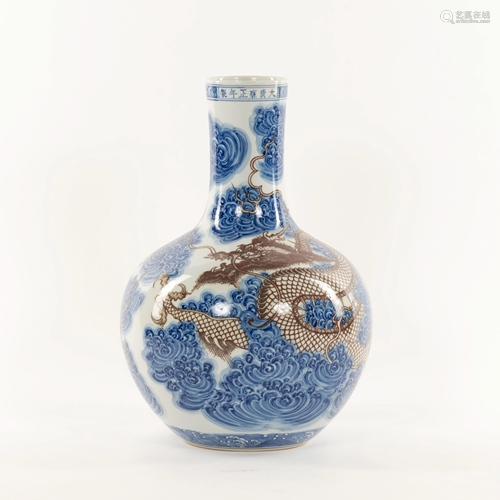 CHINESE BLUE & RED DRAGON MOTIF REWARD VASE