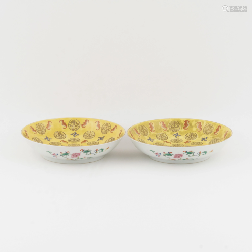 PAIR CHINESE FAMILLE ROSE PORCELAIN BOWLS