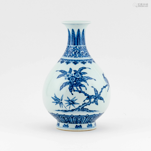 CHINESE BLUE & WHITE MOTIF PEAR VASE