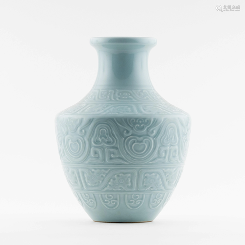 DOUQING GLAZE SGRAFITTO ZUN VASE