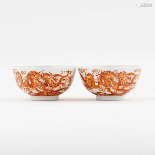 PAIR OF CHINESE RED & WHITE DRAGON MOTIF BOWLS