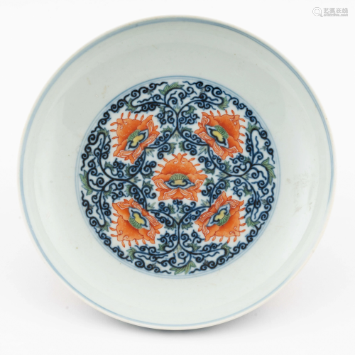 CHINESE BLUE & RED WRAPPED FLORAL PLATE